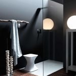 Accesorios blancos en el interior del baño.