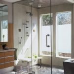 Baño con ventana grande.