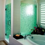 Puertas de cristal verde en la ducha