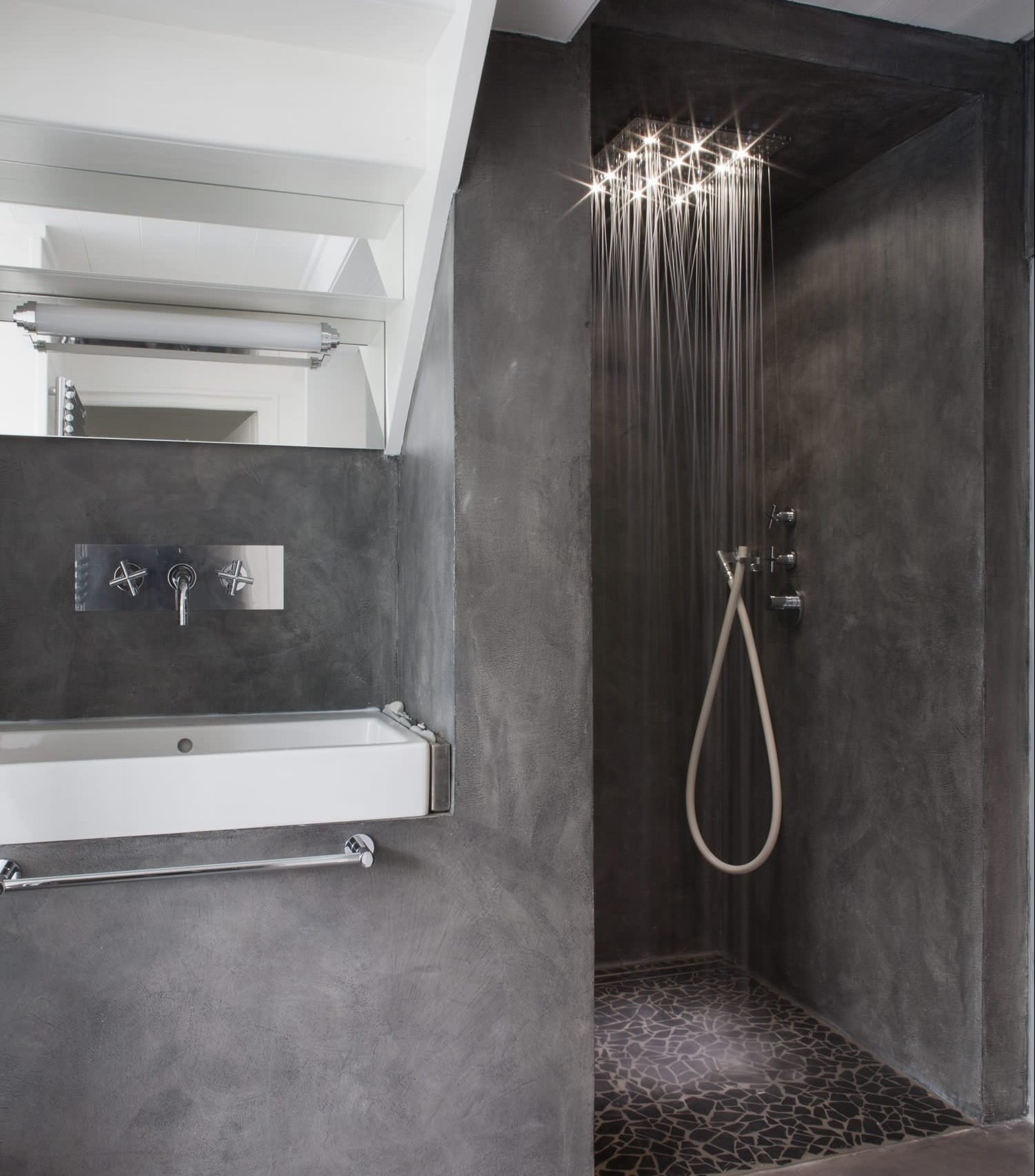 Tonos de negro en el diseño del baño.