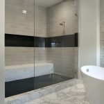 Azulejos de mármol en el piso del baño.