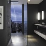Color negro en el diseño del baño en estilo moderno.