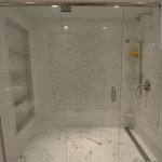 Cabina de ducha con nichos para colocar artículos de higiene.