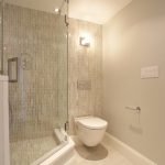 Baño en colores beige.