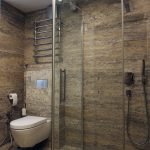 Azulejos texturizados en el diseño de la ducha.
