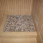 Mosaico en el piso en la ducha