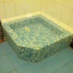 Mosaico azul en el diseño de la ducha