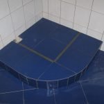 Piso azul en la ducha