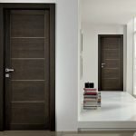 Puertas marrones en el interior.