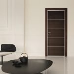 Muebles negros en el interior.