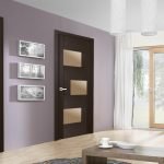 Puertas de wengé con inserciones de vidrio.