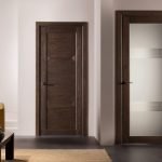 Las puertas se abren en el interior del apartamento.
