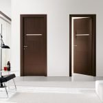 Diseño plano en blanco con puertas de wengué.