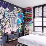Patinetas en la pared