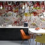 Sillas de colores alrededor de una mesa blanca