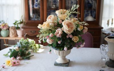 Ramos y composiciones de flores artificiales.