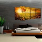 Cuadro brillante en una pared gris