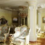 Candelabros con velas en la sala de estar