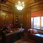 Sillón de cuero junto a la mesa