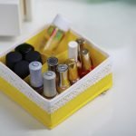 Caja con accesorios de manicura.