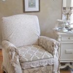 Silla en el interior al estilo shabby chic
