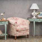 Sillón en interior de estilo provenzal