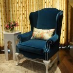 Cesta con flores sobre una mesa