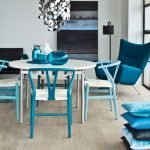 Muebles azules en un interior luminoso.