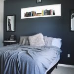 Estante sobre la cama
