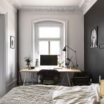Dormitorio con un estudio junto a la ventana.