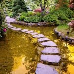 Camino de piedra en el jardín