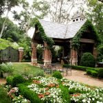 Flores blancas en diseño de jardines