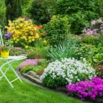 Decoración del jardín con flores.