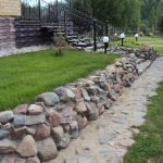 Valla de piedra a lo largo de la pasarela
