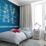 Letras blancas en una pared azul