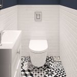 Papel tapiz azul y azulejos blancos en el diseño del inodoro.