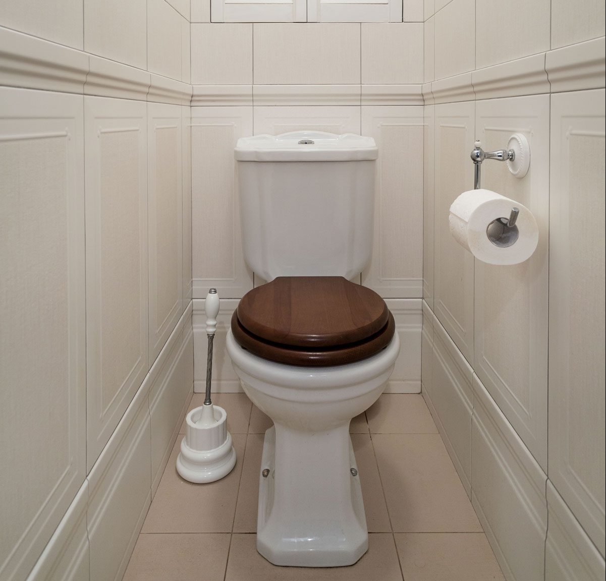 Azulejo blanco en el baño