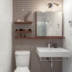 Estantes y espejo en el baño