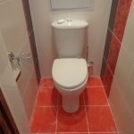 Azulejo rojo en el piso del baño