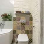 Diseño de un baño con azulejo con adorno.