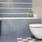 La combinación de azulejos y mosaicos en el diseño del inodoro.