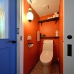 Azulejo naranja en el baño