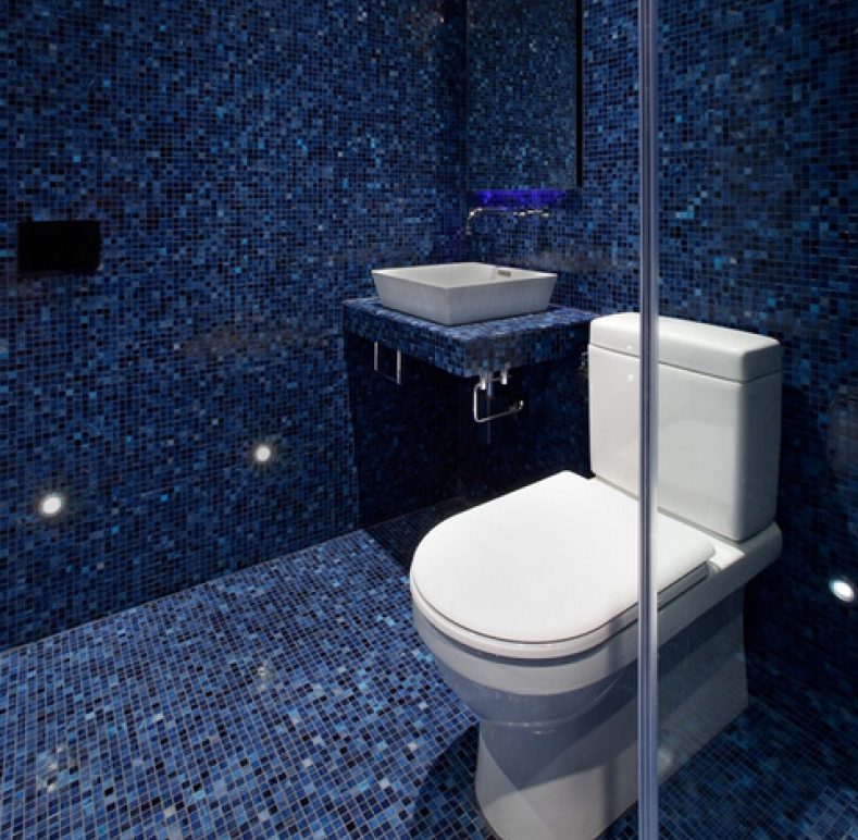 Mosaico azul en diseño de baño
