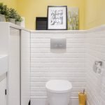 Jabalí de azulejo blanco en la decoración del baño