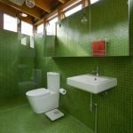 Mosaico verde en el baño