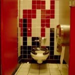 La combinación de rojo, blanco y negro en el diseño del inodoro.