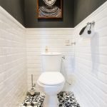 Jabalí de azulejo blanco en diseño de inodoro