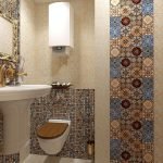 Azulejo con adornos de colores en el baño