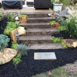 Pasarela de piedra con flores.