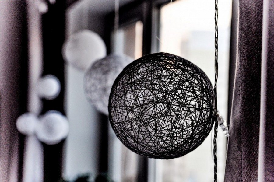 Kugler af tråd i det indre af lejligheden